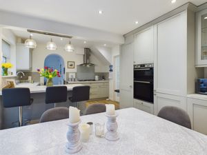 Kitchen Dining- click for photo gallery